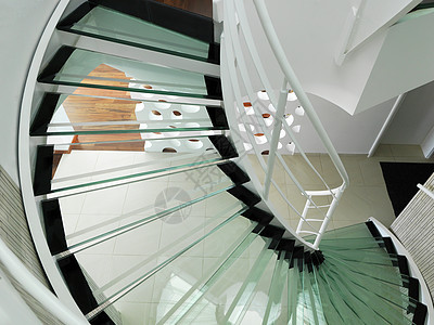 现代璃螺旋楼梯与金属扶手图片