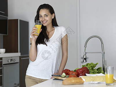 快乐的轻夫妇现代厨房室内玩得开心,同时准备新鲜水果蔬菜食品沙拉图片