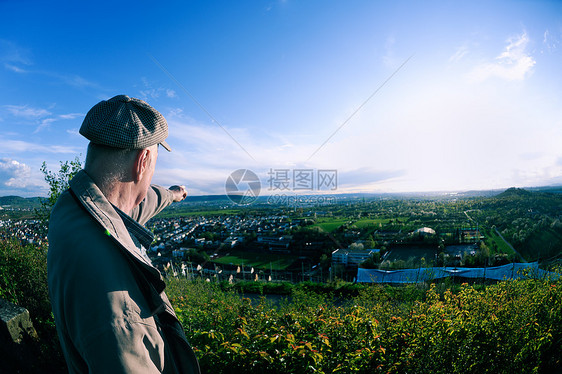 老人大自然中向日落指明方向图片