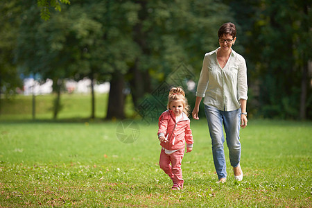 快乐的家庭公园户外玩耍,妈妈孩子们草地上跑步图片