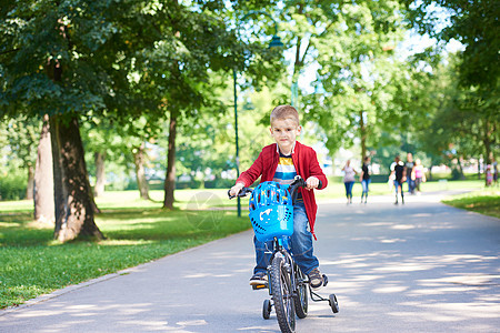 公园里骑自行车的小男孩图片