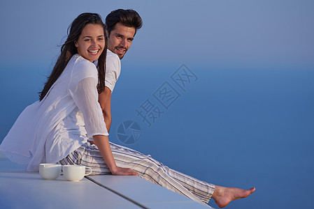 快乐的轻浪漫夫妇现代家庭户外露台阳台上享受快乐的放松微笑图片