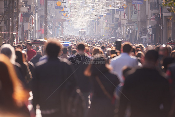 白天,人们成群结队地走繁忙的街道上图片
