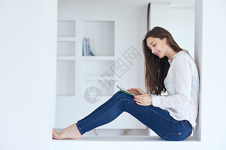 家里的女人用平板电脑图片