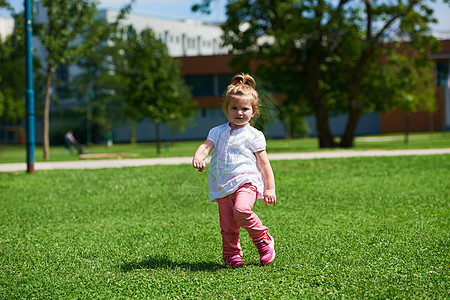 快乐的小女孩公园玩得开心图片