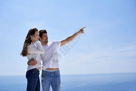 快乐的轻浪漫夫妇现代家庭户外露台上享受快乐的放松微笑图片