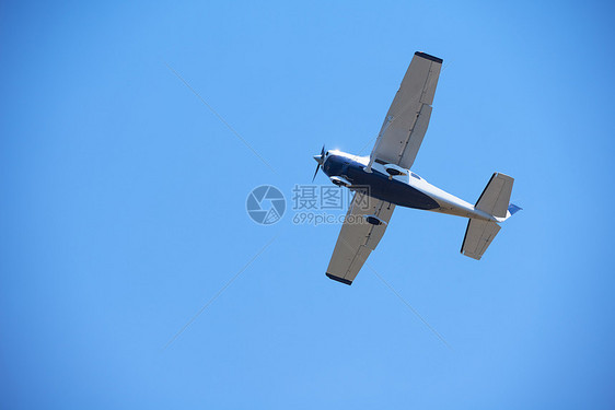 小型复古飞机,背景晴朗的蓝天图片
