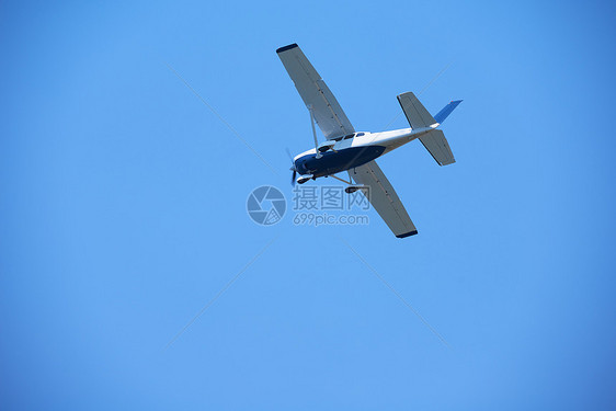 小型复古飞机,背景晴朗的蓝天图片