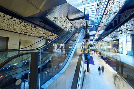 现代明亮的购物中心室内建筑图片
