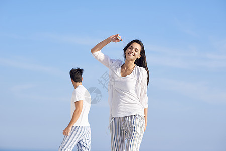 快乐的轻浪漫夫妇现代家庭户外露台上享受快乐的放松微笑图片