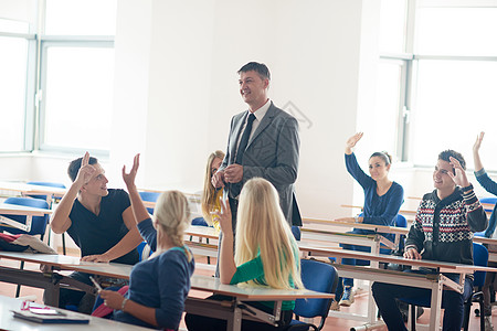 群老师课堂上学的学生图片