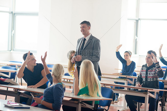 群老师课堂上学的学生图片