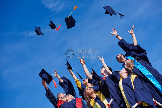 高中生毕业生蓝天上扔帽子图片