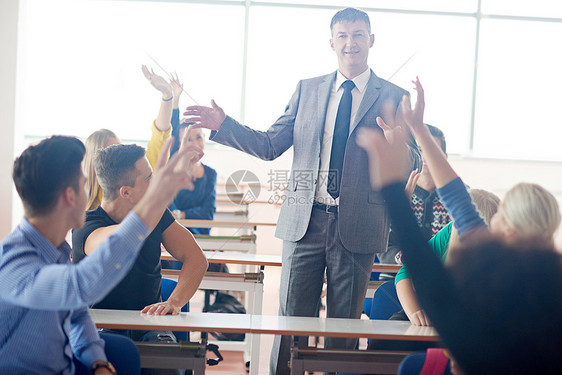 群老师课堂上学的学生图片