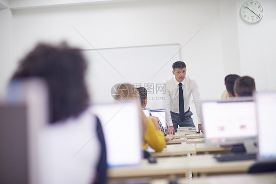 群计算机实验室上课的学生,学中得帮助支持图片