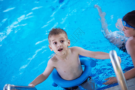 孩子游泳池里学游泳图片