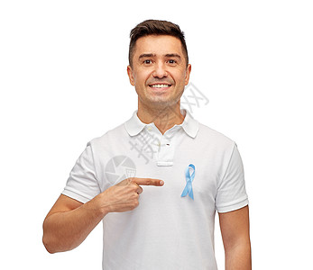 医学,保健,手势人的微笑的中拉丁男子T恤与蓝色前列腺癌意识丝带指向自己背景图片