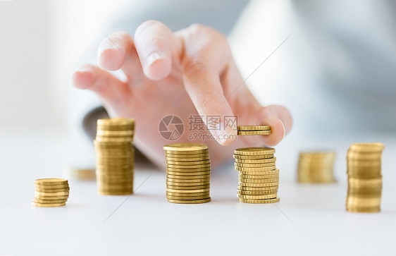 商业省钱的女手把欧元硬币放入办公室的专栏把硬币放进柱子里的女手的特写图片