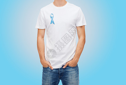 医学,保健人的男人T恤与蓝色前列腺癌意识丝带图片