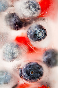 健康的饮食,饮料,饮食排水果水与草莓,黑醋栗蓝莓冰块璃上图片