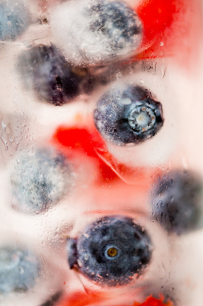 健康的饮食,饮料,饮食排水果水与草莓,黑醋栗蓝莓冰块璃上图片