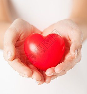 健康医学慈善理念用小红心贴近女的手图片