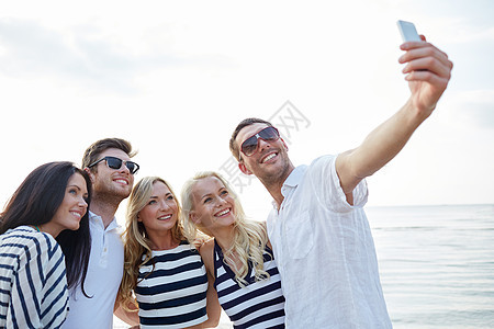 夏季,海洋,旅游,技术人的群微笑的朋友与智能手机海滩拍照自拍图片