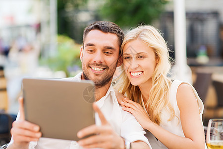 爱情,约会,人,技术假期的幸福的夫妇与平板电脑酒杯餐厅休息室露台图片