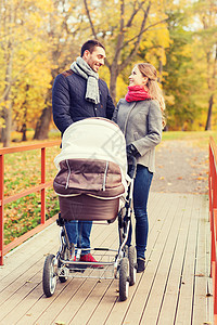 爱,父母,家庭,季节人的微笑夫妇与婴儿婴儿婴儿车秋季公园图片