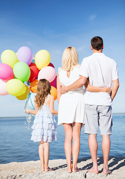 暑假,庆祝,孩子人的快乐的家庭海边带着堆五颜六色的气球图片