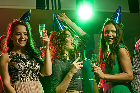 派,假期,庆祝,夜生活人们的微笑的朋友带着杯香槟俱乐部图片