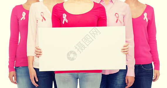 医疗保健,人医学妇女穿着衬衫与粉红色乳腺癌意识丝带空白白板白色背景图片