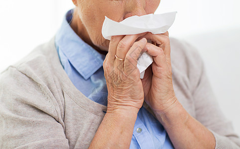 保健,流感,卫生,龄人的密切生病的老妇女家里鼻子纸巾图片