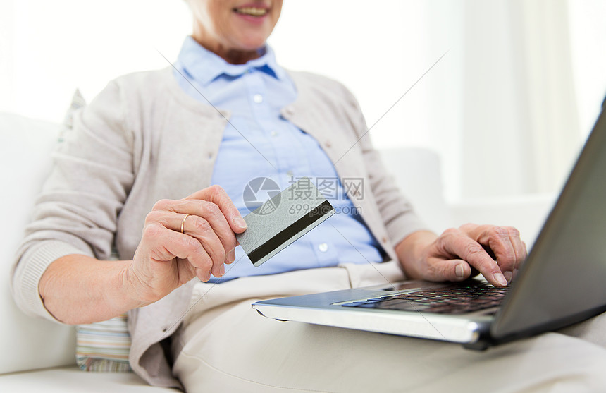 ‘~技术,龄人的接近快乐的老年女子与笔记本电脑计算信用卡银行卡r家里  ~’ 的图片
