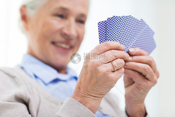 龄,游戏,扑克人的接近快乐微笑的老年女子家里打牌图片