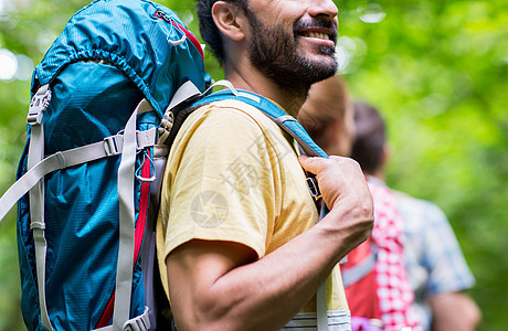 冒险,旅行,旅游,徒步旅行人的亲密的朋友步行与背包树林图片