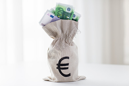 商业,金融,投资,储蓄现金欧元纸币银行桌上的袋子图片