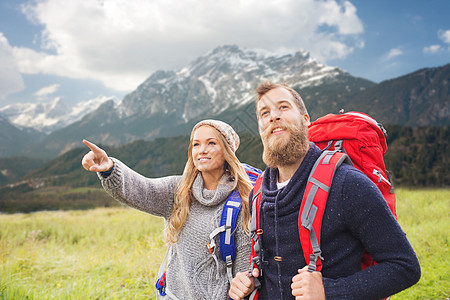 背包行走的人冒险,旅行,旅游,徒步旅行人们的微笑的夫妇步行与背包指指点点的东西山区背景背景