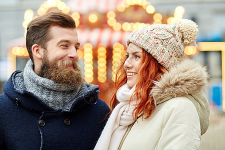 节日,冬天,诞节人们的幸福的夫妇穿着温暖的衣服走老城图片