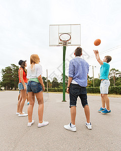 暑假,运动,游戏友谊的群快乐的青少户外打篮球图片