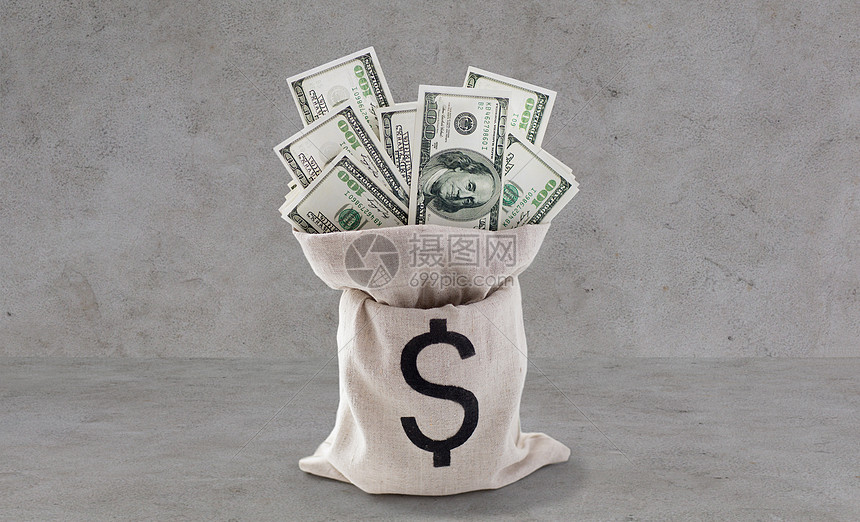 ‘~商业金融投资储蓄货币灰色混凝土背景下,把美元纸币装银行桌子上的袋子里  ~’ 的图片
