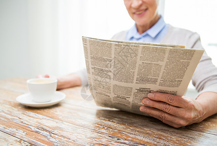 龄休闲人的接近快乐的老妇女家喝咖啡看报纸图片