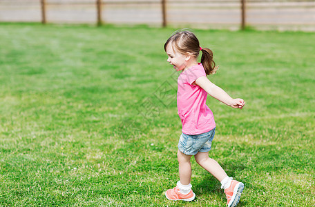 夏天,童,休闲人的快乐的小女孩绿色的夏天田野上奔跑图片