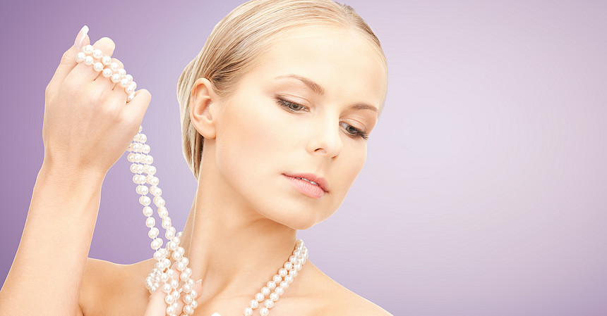 美丽,奢侈,人,广告珠宝美丽的女人与海珍珠项链珠子手的紫罗兰背景图片
