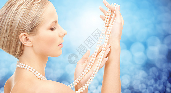 美丽,豪华,人,假日珠宝美丽的女人与海珍珠项链珠子蓝色灯光背景图片