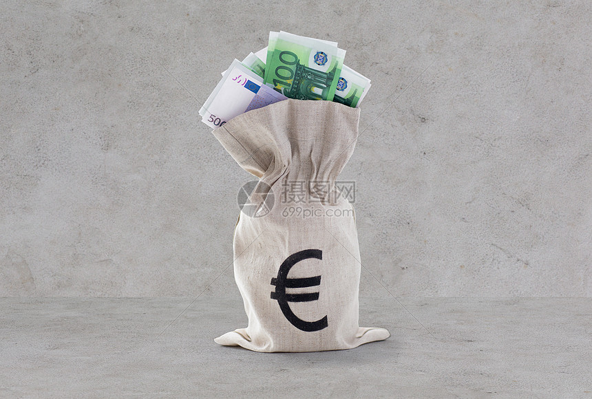 ‘~商业金融投资储蓄现金灰色混凝土背景下银行袋中欧元纸币  ~’ 的图片