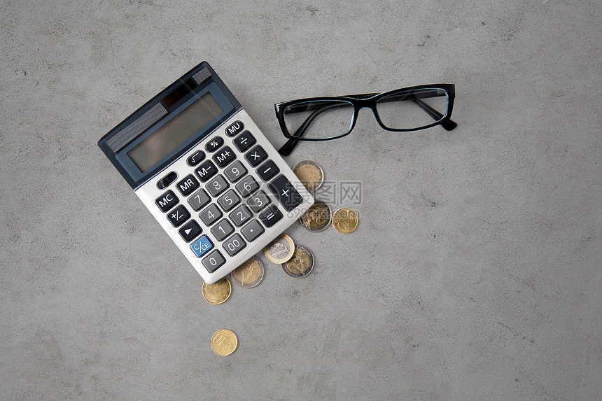 客车,金融,货币簿记计算器,眼镜欧元硬币灰色混凝土背景图片