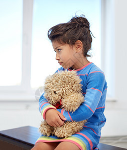 童,悲伤,孤独人的悲伤的小女孩带着泰迪熊玩具家图片