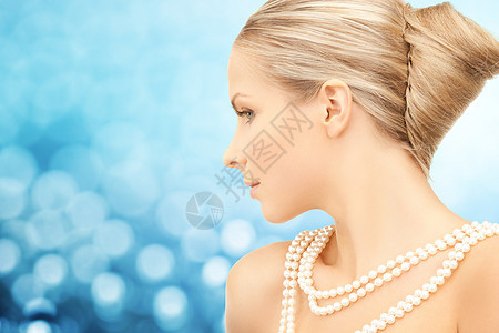 美丽,豪华,人,假日珠宝美丽的女人与海洋珍珠项链珠子蓝光背景图片
