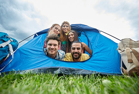 旅行,旅游,徒步旅行,设备人的群快乐的朋友帐篷里露营图片